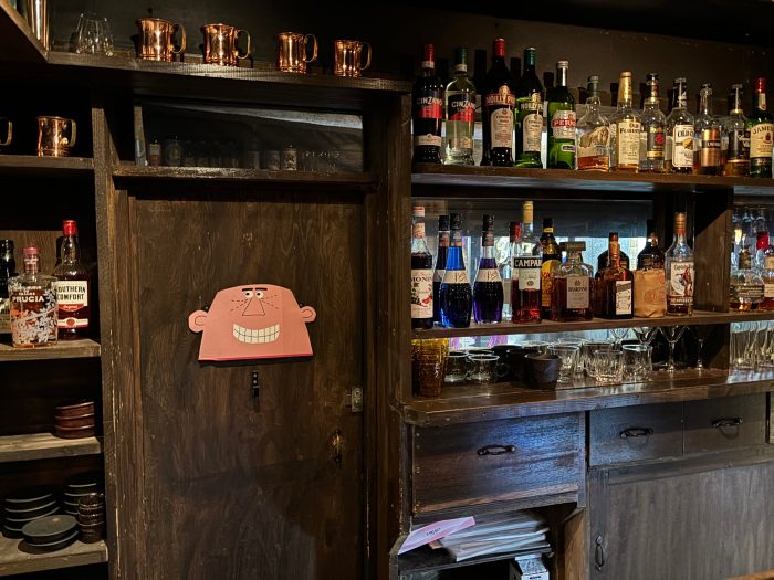How to describe a old style bar