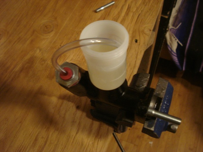 Clutch master cylinder e24 bleed replacement e12 bimmerlife may How to bleed master clutch cylinder